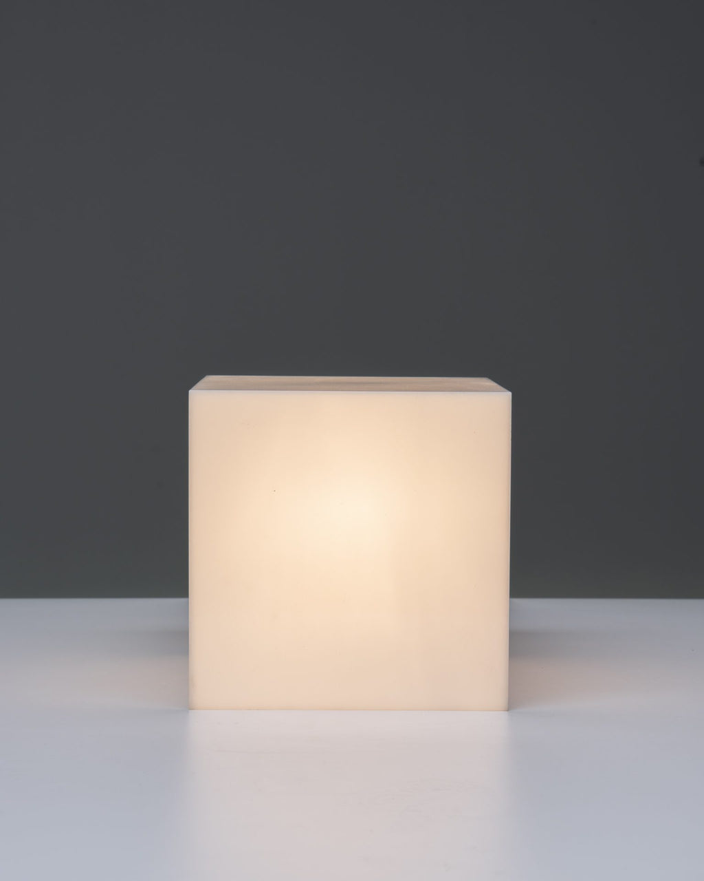 Harco Loor 80’s Cube lamp in plexi