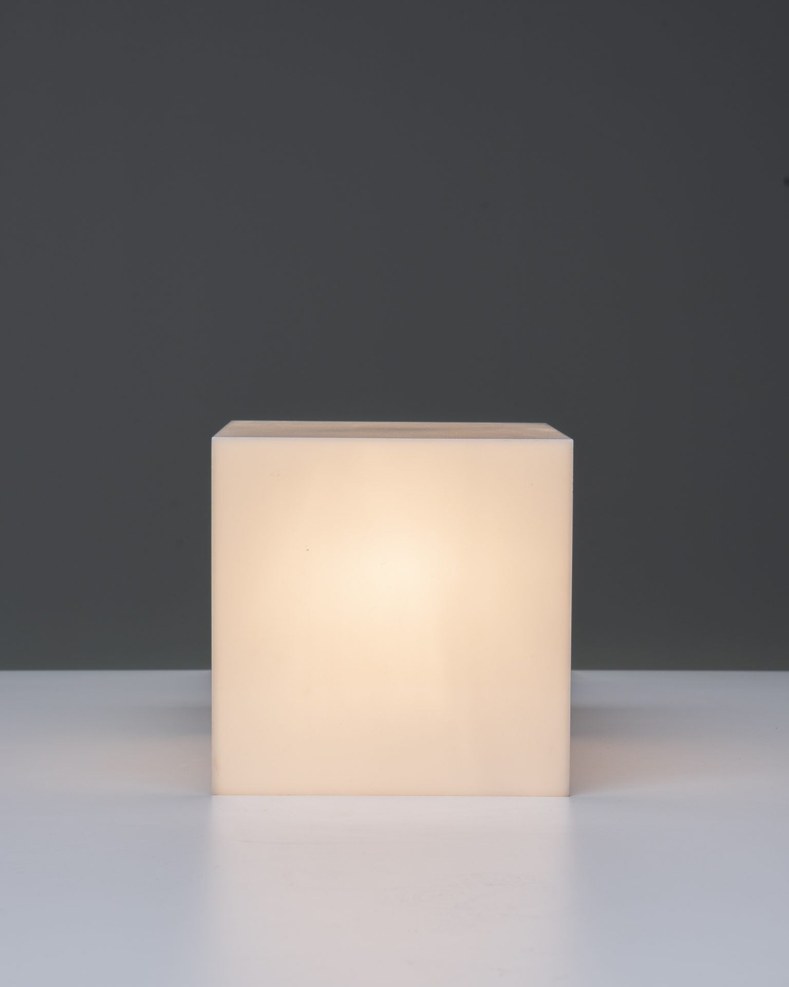 Harco Loor 80’s Cube lamp in plexi