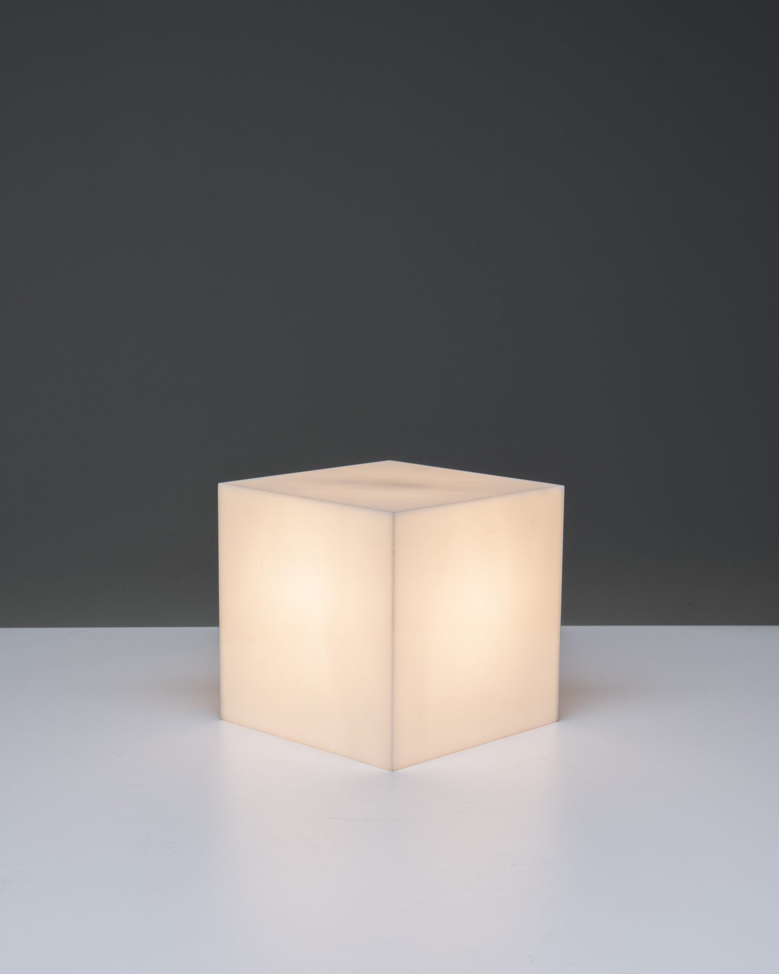 Harco Loor 80’s Cube lamp in plexi