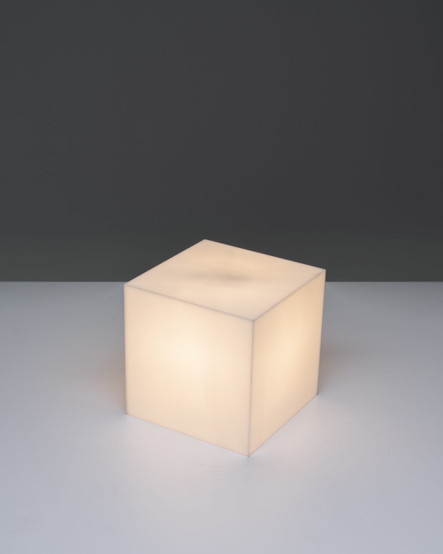 Harco Loor 80’s Cube lamp in plexi