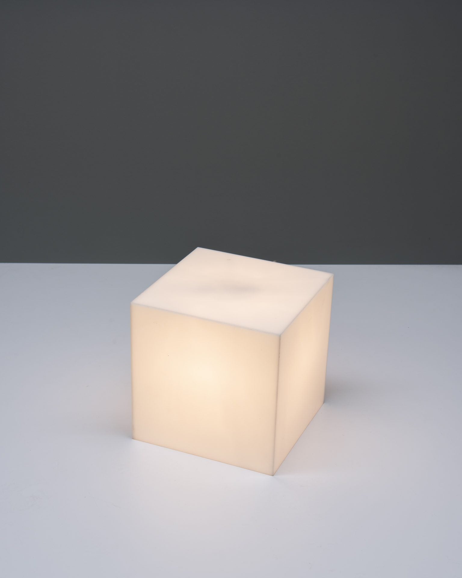 Harco Loor 80’s Cube lamp in plexi