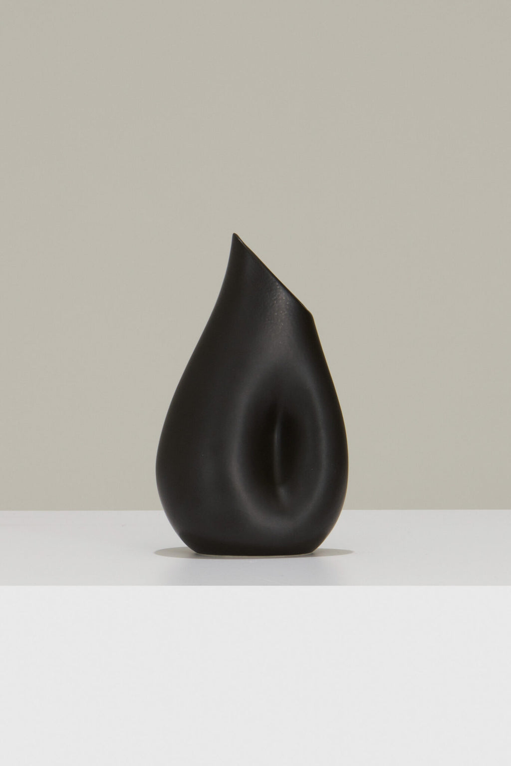 l'Anverre, Sem Schanzer Ceramic Carafe in black