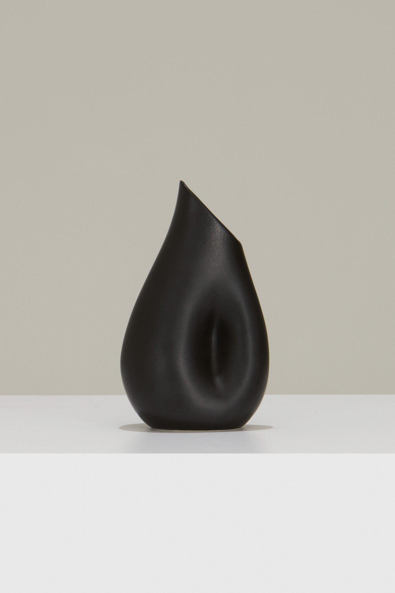 l'Anverre, Sem Schanzer Ceramic Carafe in black