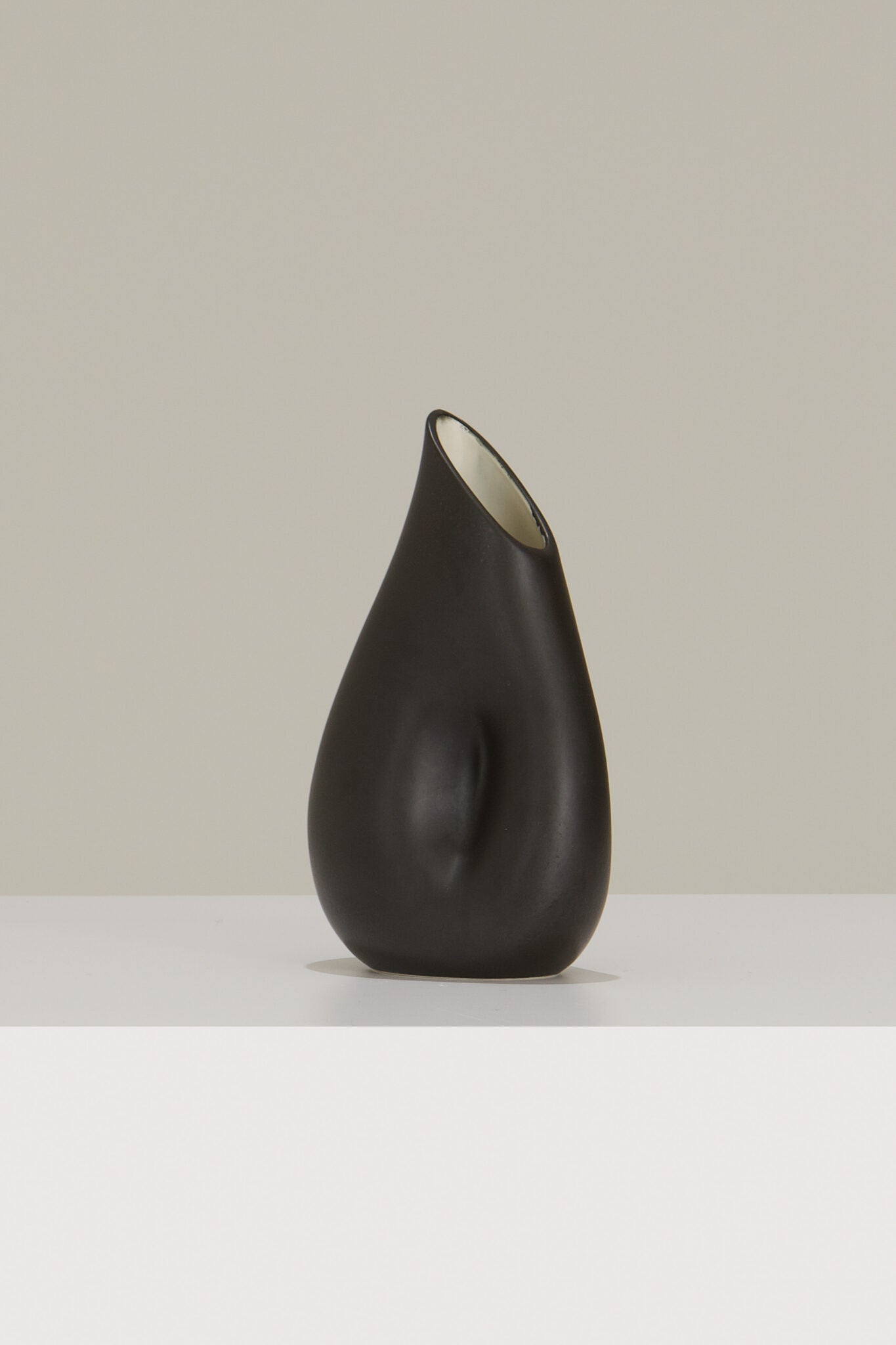 l'Anverre, Sem Schanzer Ceramic Carafe in black