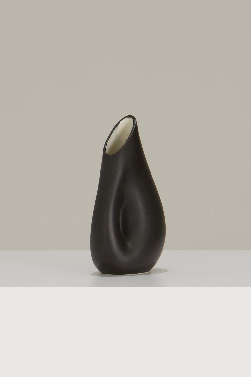 l'Anverre, Sem Schanzer Ceramic Carafe in black