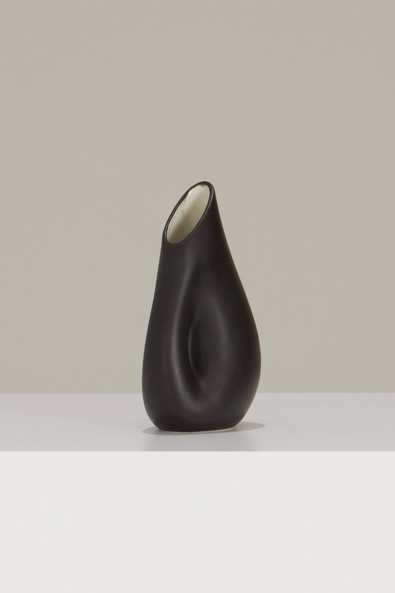 l'Anverre, Sem Schanzer Ceramic Carafe in black