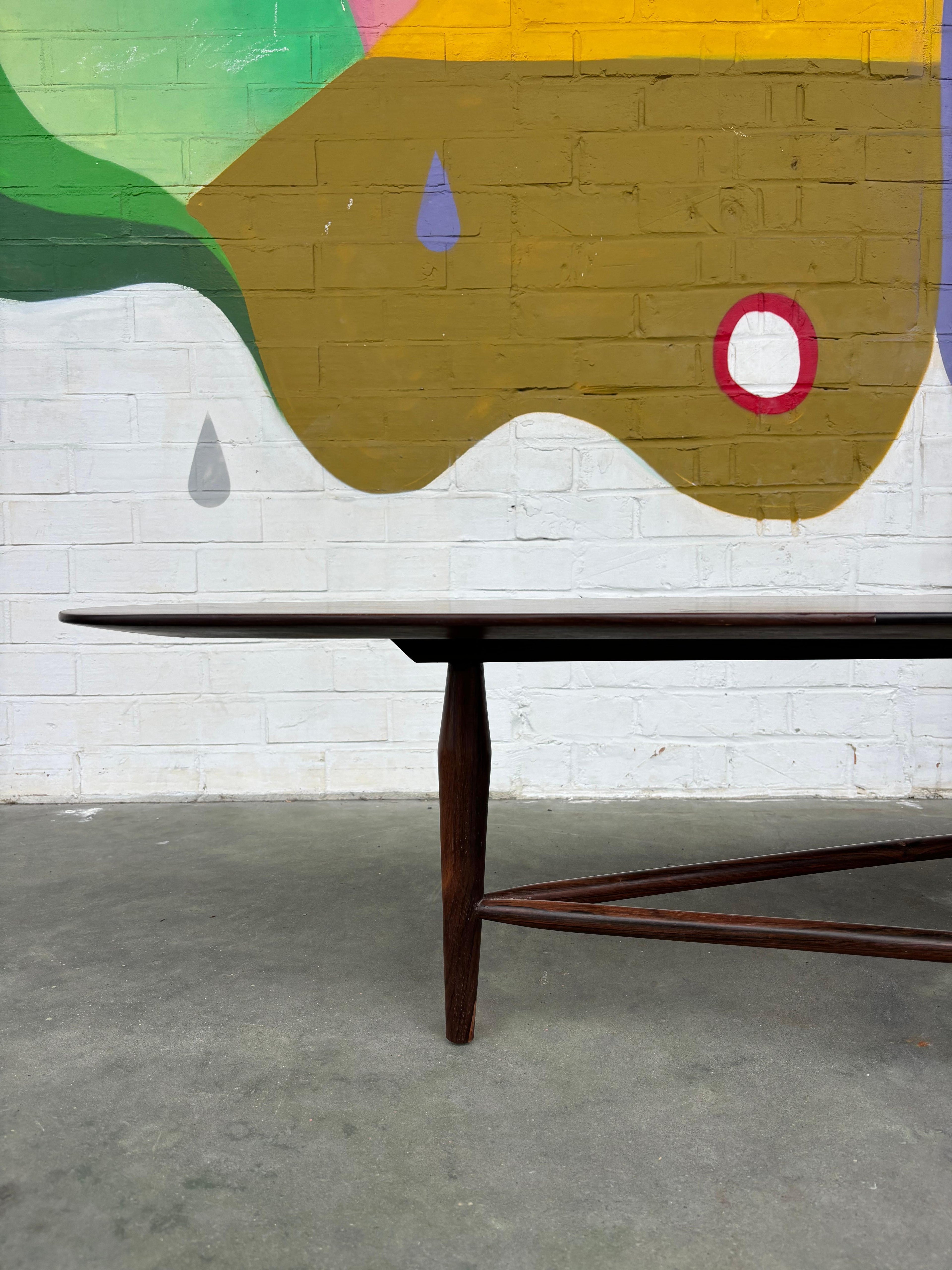 Coffee table by Liceu de artes e officios