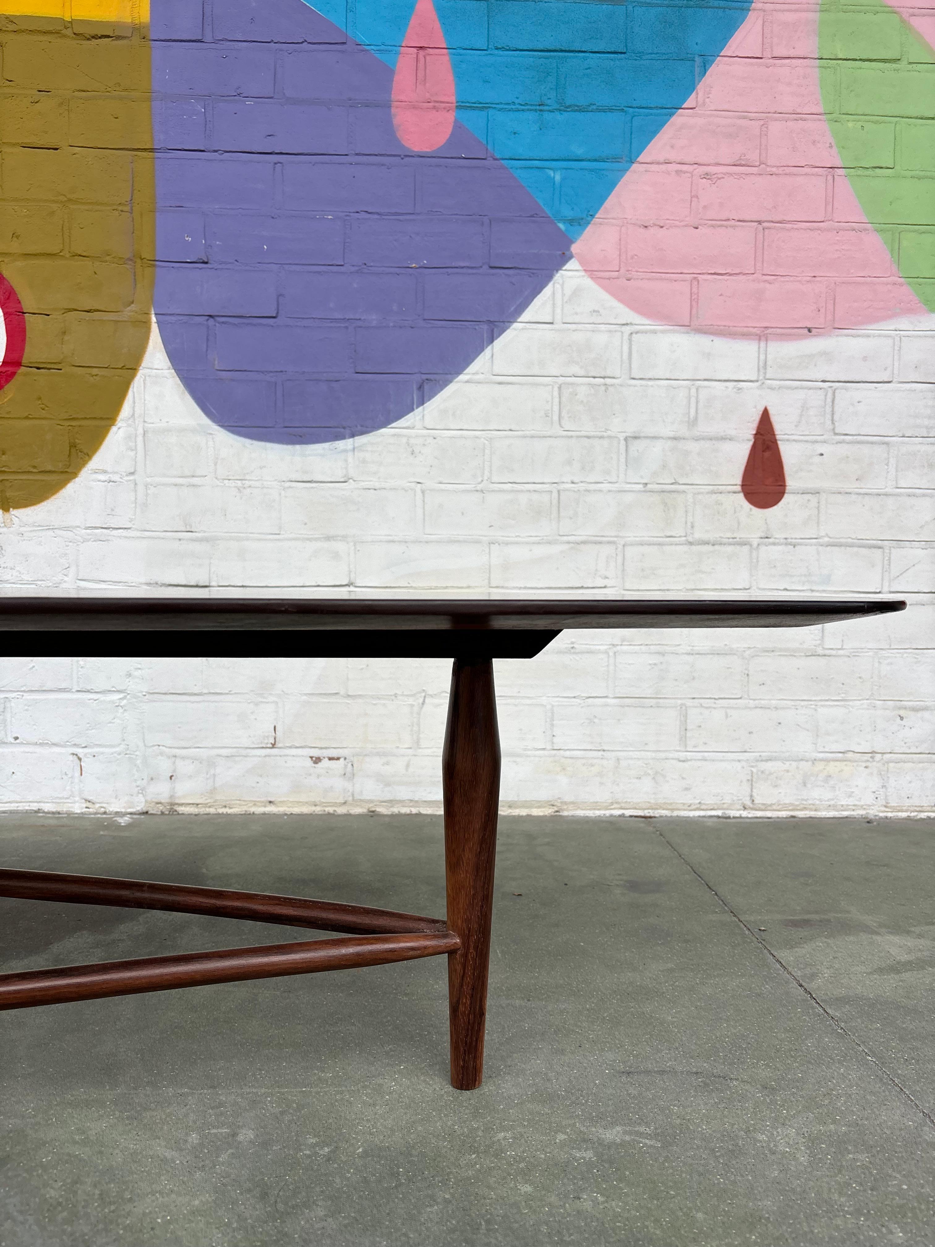 Coffee table by Liceu de artes e officios