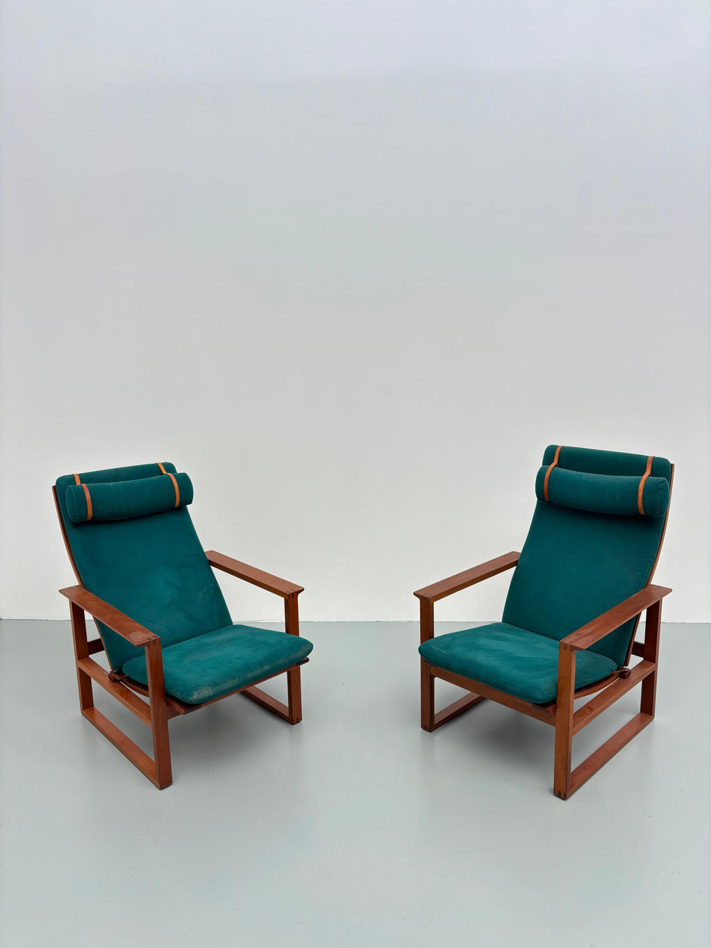 Pair of 2254 armchairs by Børge Mogensen