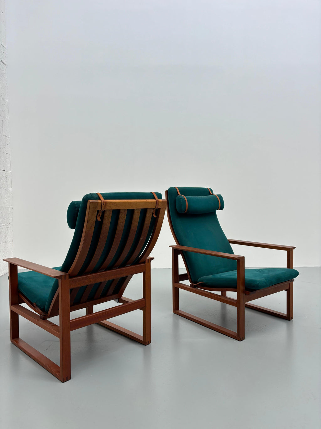 Pair of 2254 armchairs by Børge Mogensen