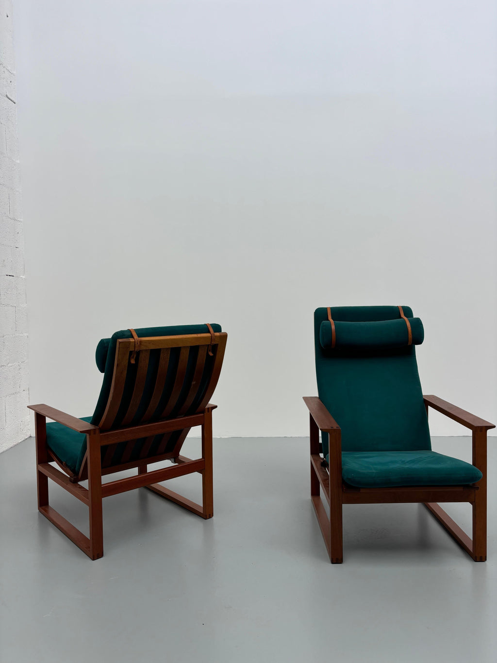 Pair of 2254 armchairs by Børge Mogensen