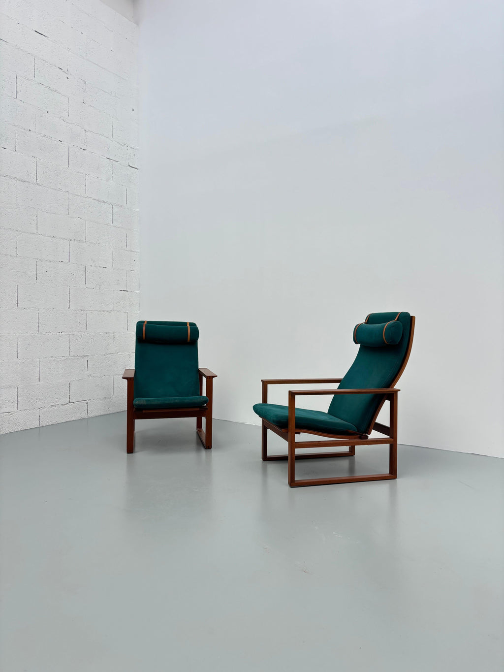 Pair of 2254 armchairs by Børge Mogensen