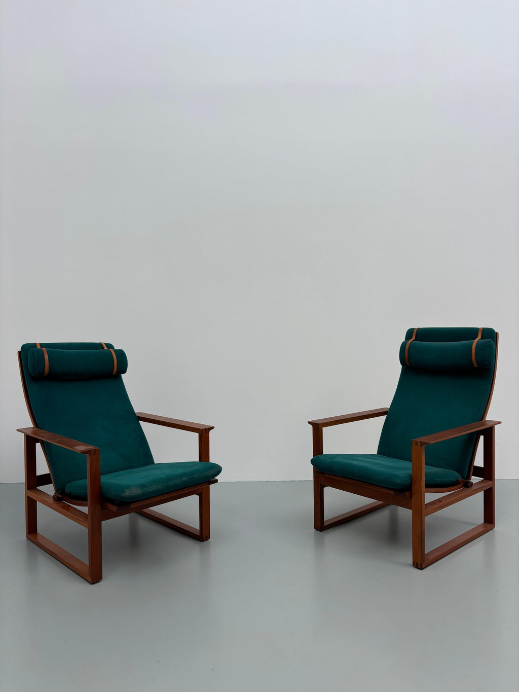 Pair of 2254 armchairs by Børge Mogensen
