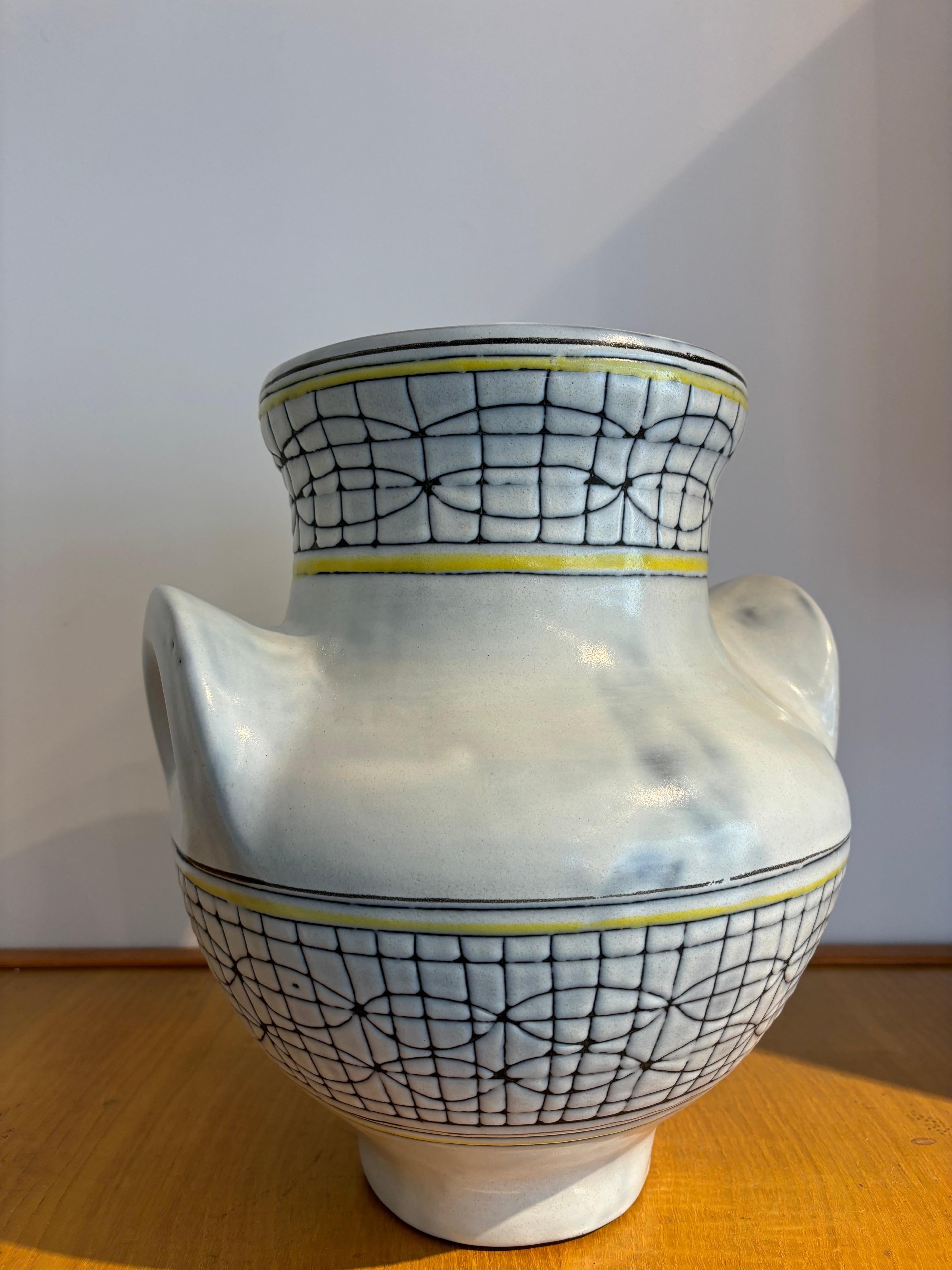 Vase à Oreilles par Roger Capron