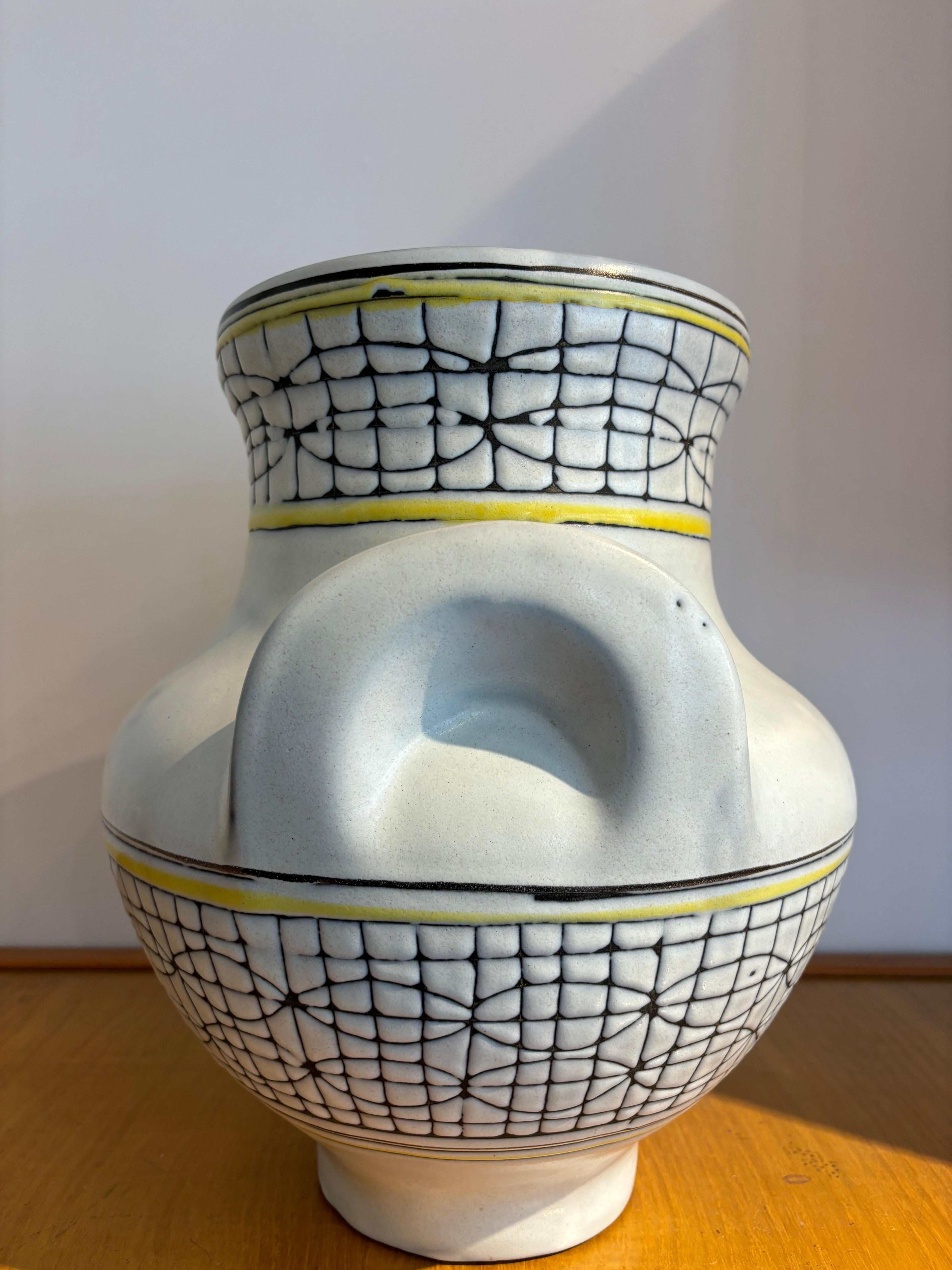 Vase à Oreilles par Roger Capron