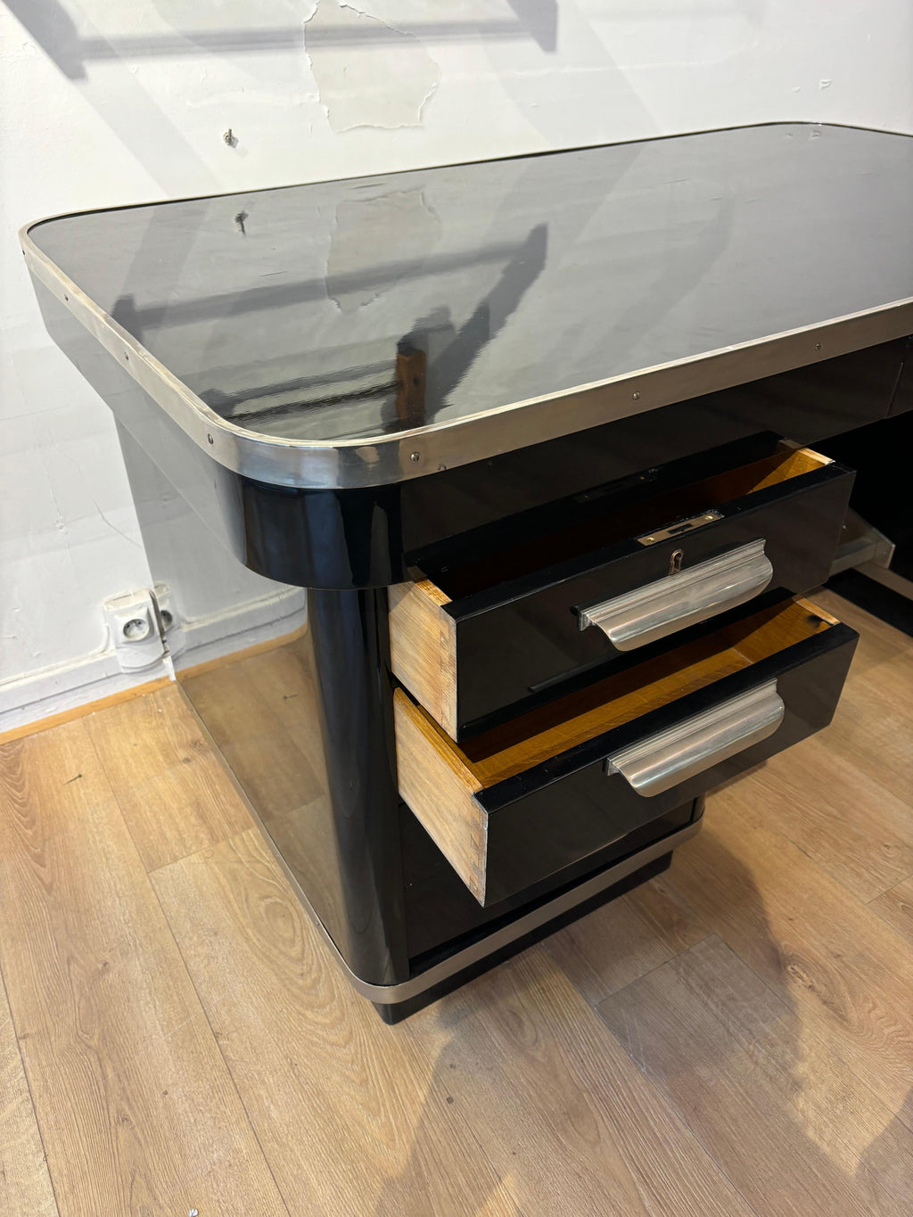 Nice modernist desk in stainless steel, lacquer wood