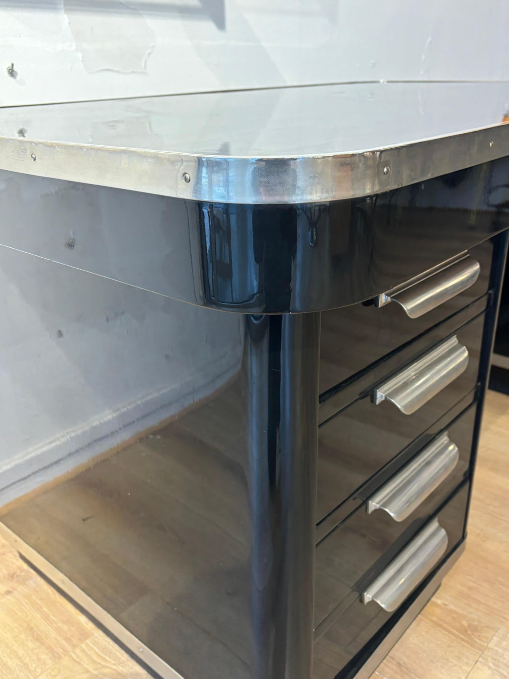 Nice modernist desk in stainless steel, lacquer wood