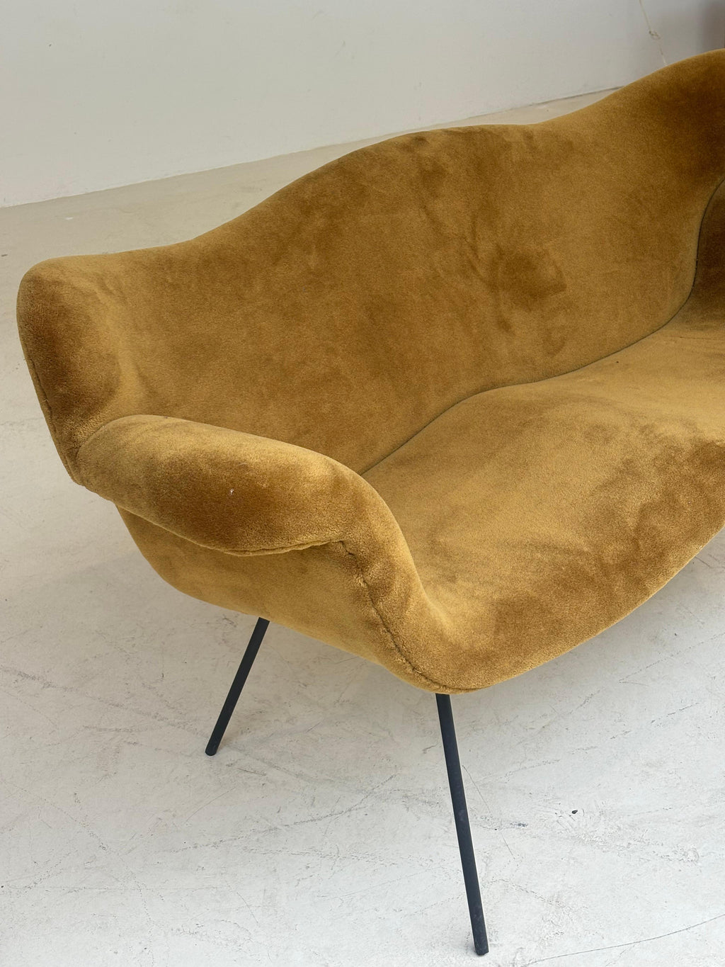 Very rare sofa by Movéis Gerdau