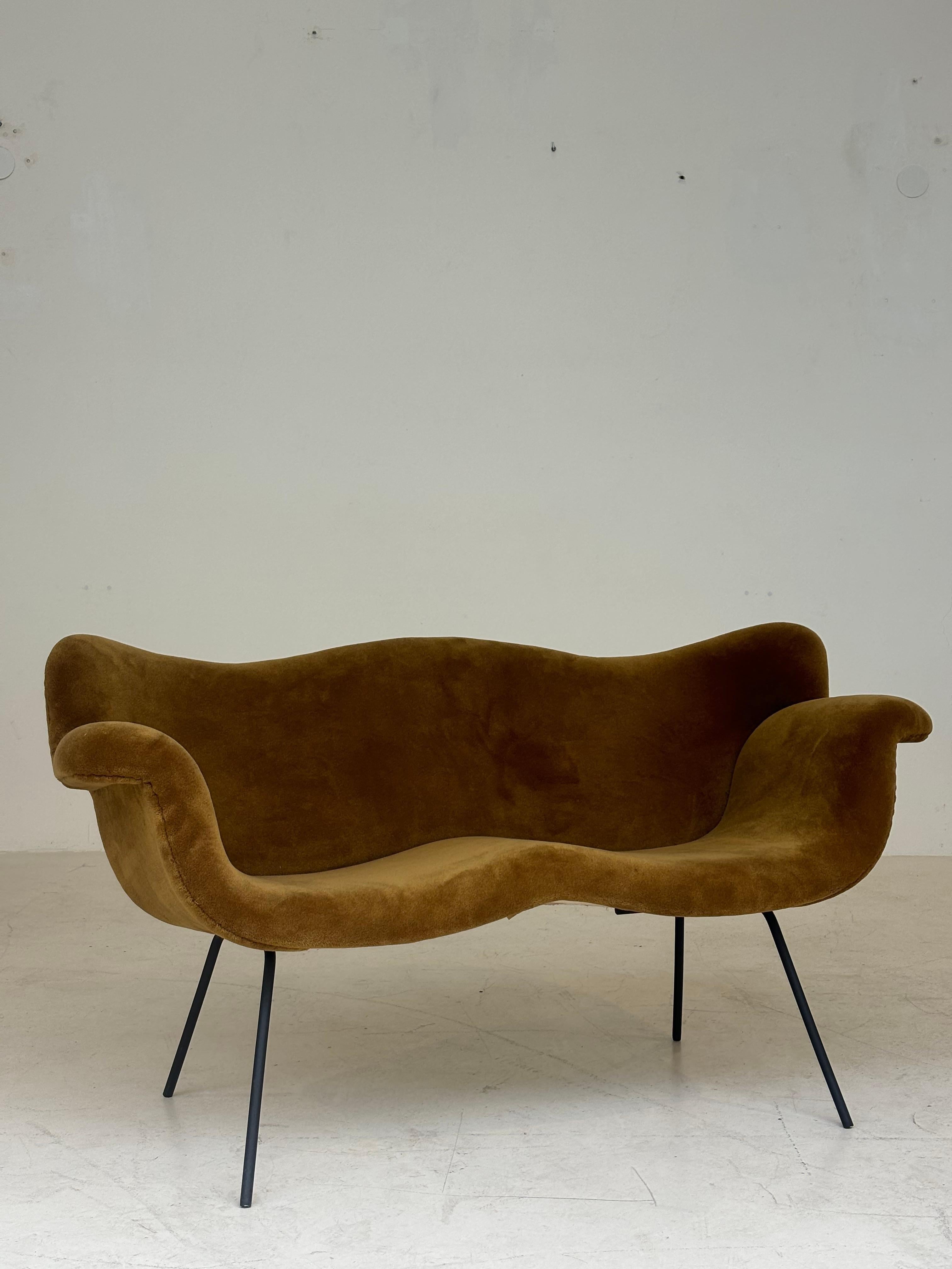 Very rare sofa by Movéis Gerdau