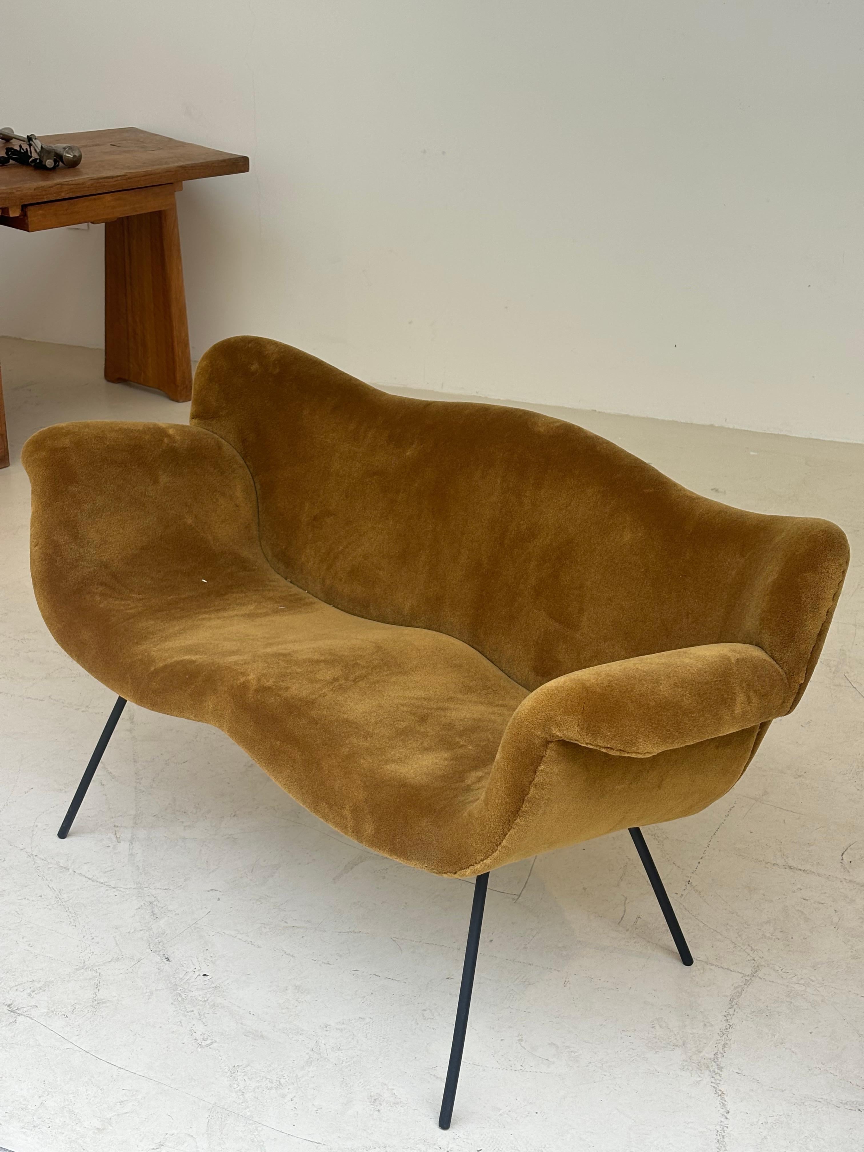 Very rare sofa by Movéis Gerdau