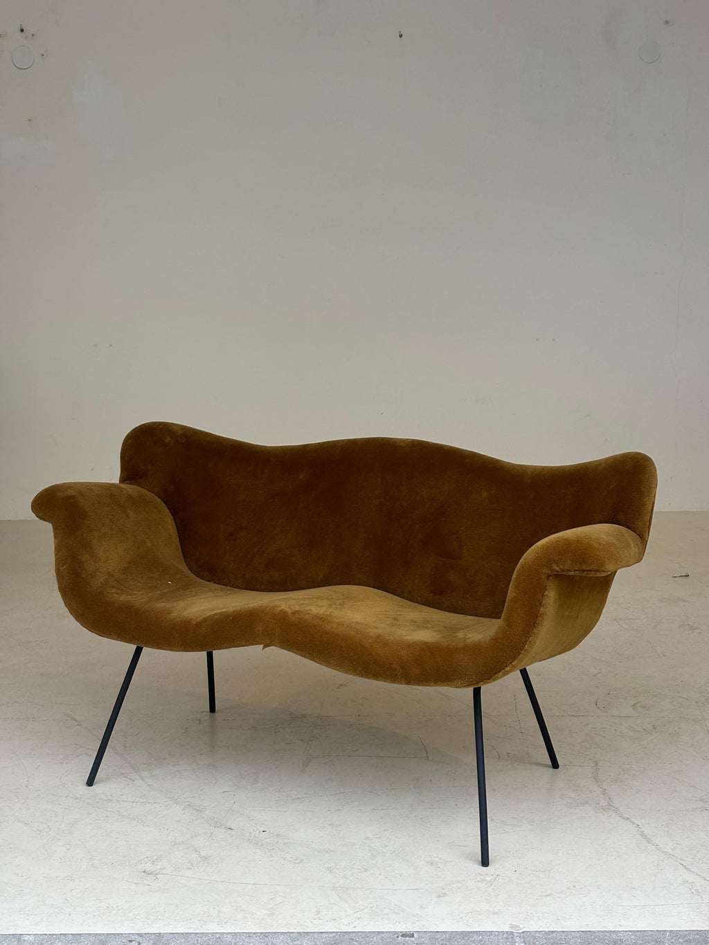 Very rare sofa by Movéis Gerdau