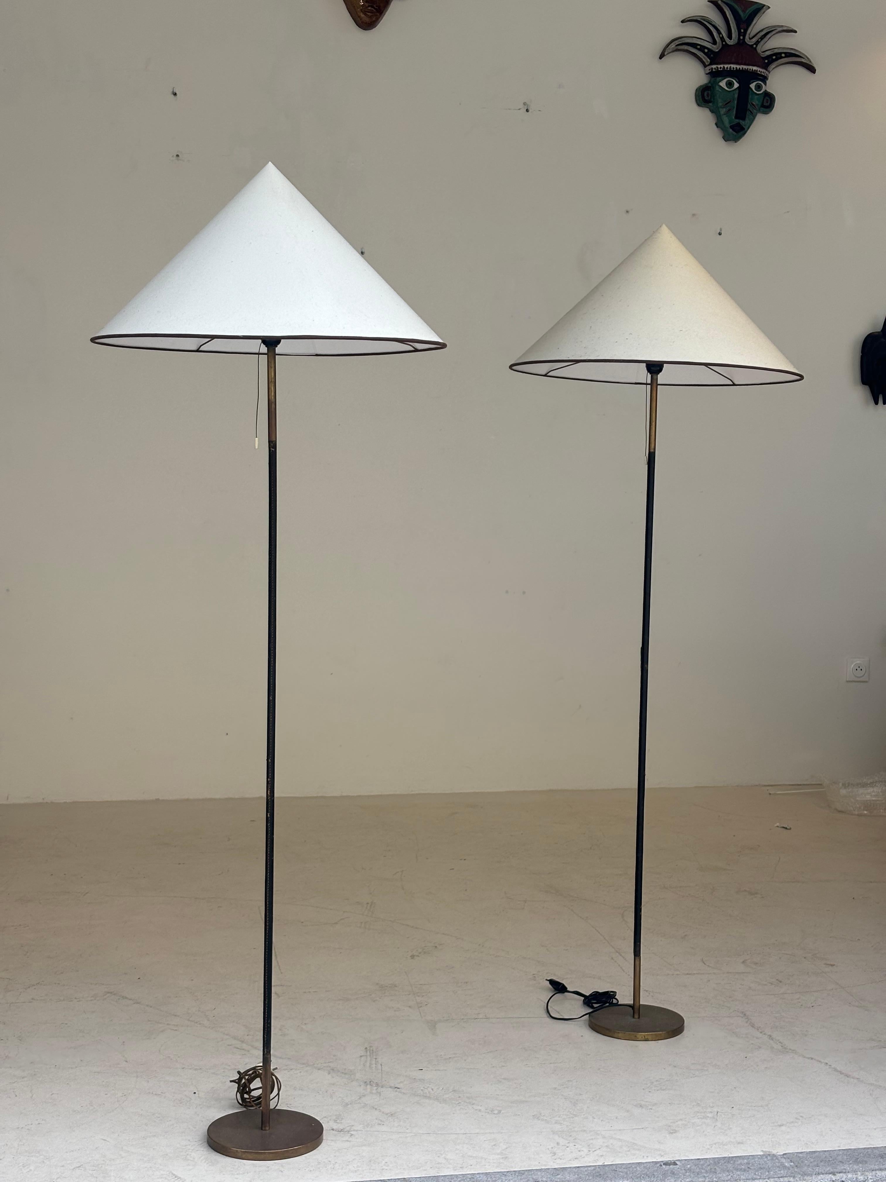 Beautiful pair of floorlamps by Jordi Vilanova in brass and stiched leather