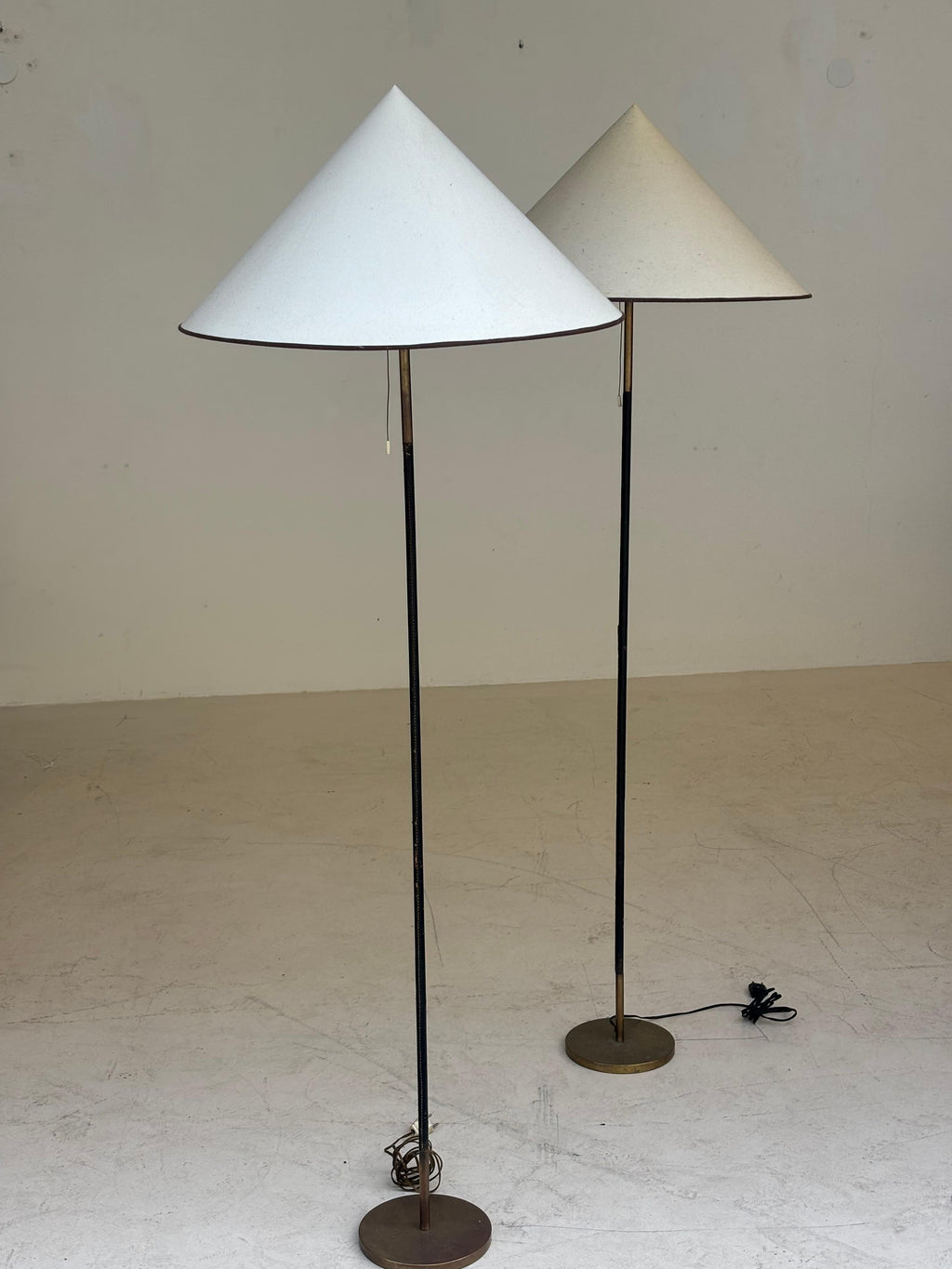 Beautiful pair of floorlamps by Jordi Vilanova in brass and stiched leather