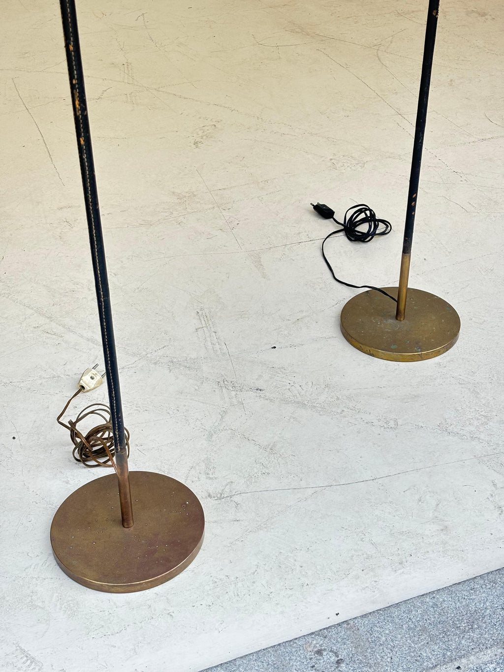 Beautiful pair of floorlamps by Jordi Vilanova in brass and stiched leather