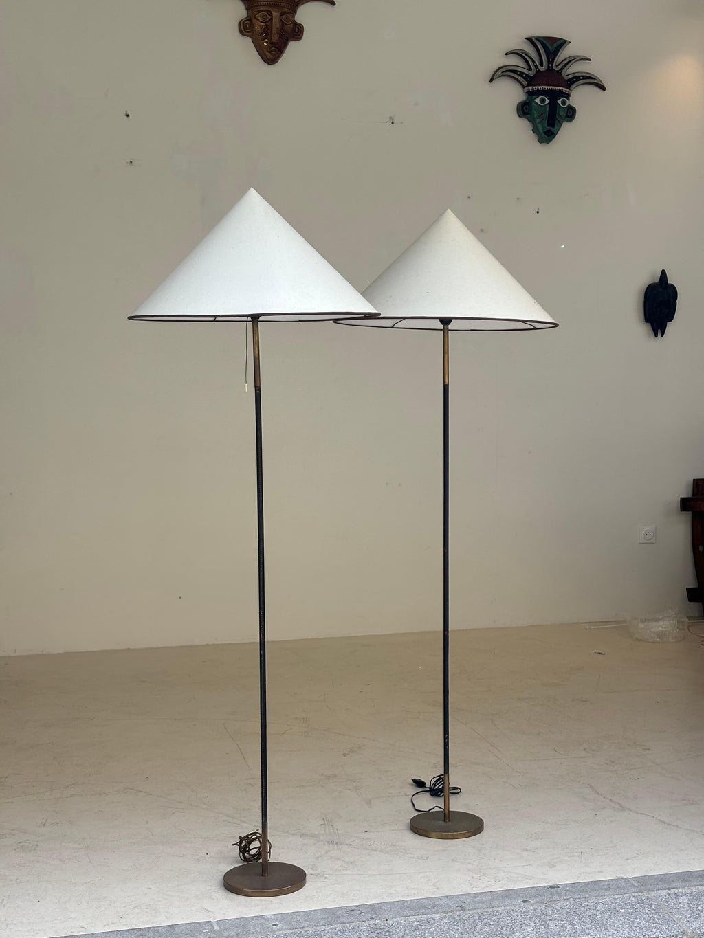 Beautiful pair of floorlamps by Jordi Vilanova in brass and stiched leather