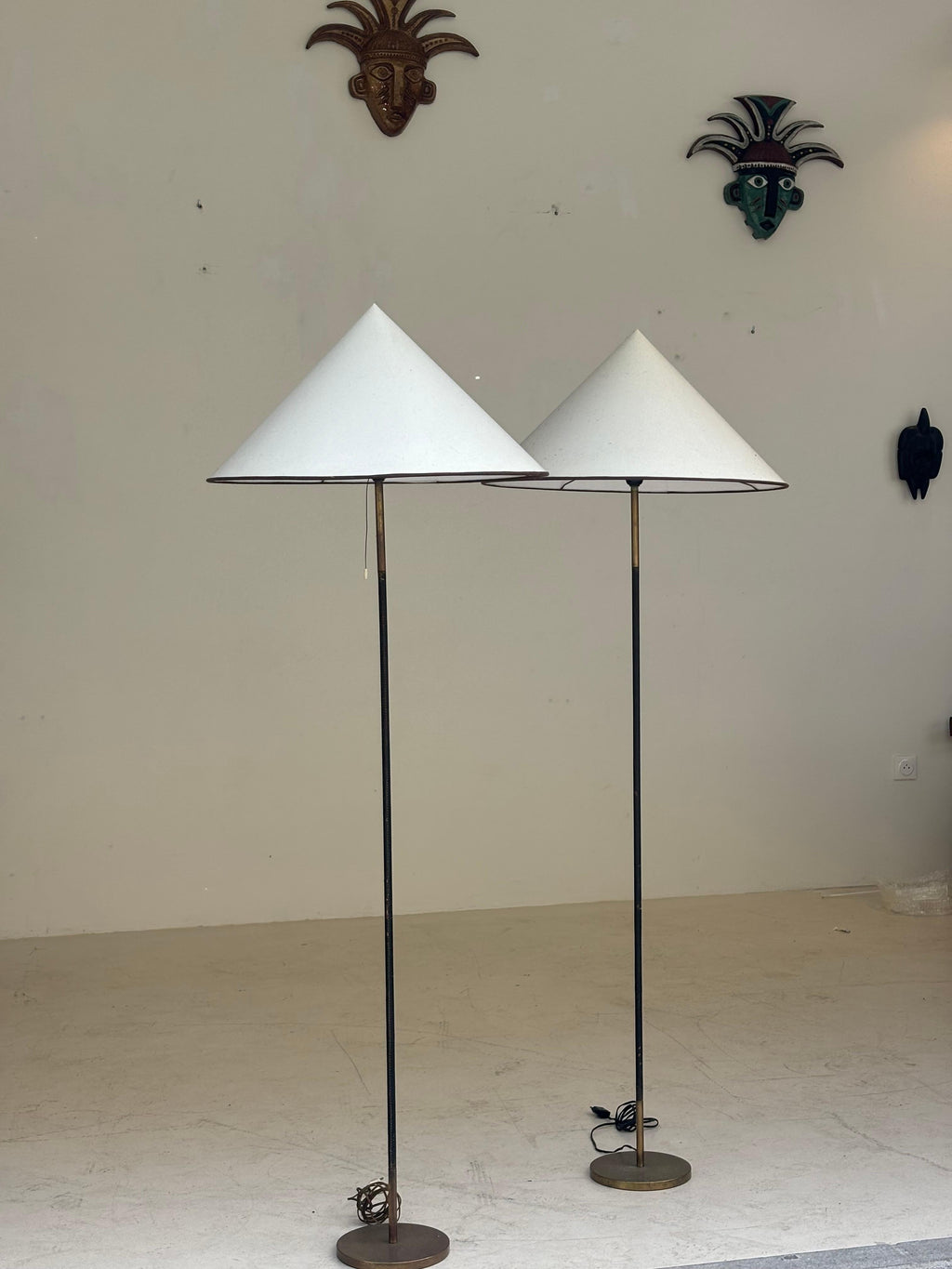 Beautiful pair of floorlamps by Jordi Vilanova in brass and stiched leather