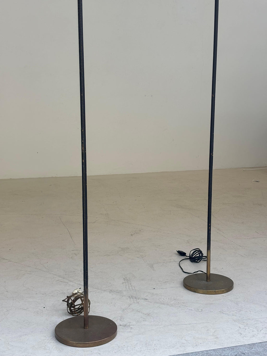 Beautiful pair of floorlamps by Jordi Vilanova in brass and stiched leather