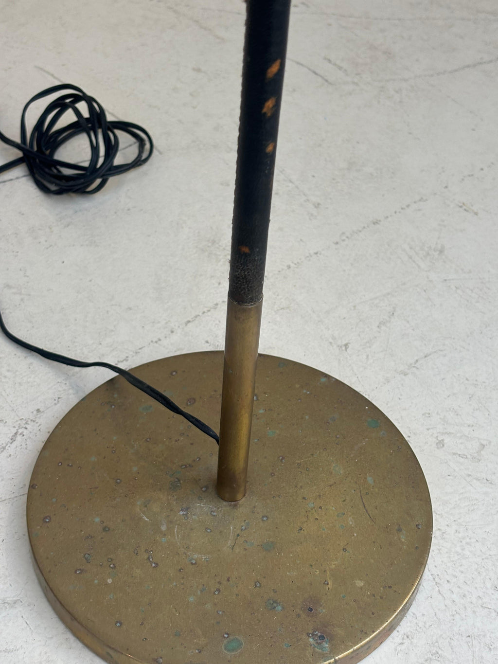 Beautiful pair of floorlamps by Jordi Vilanova in brass and stiched leather