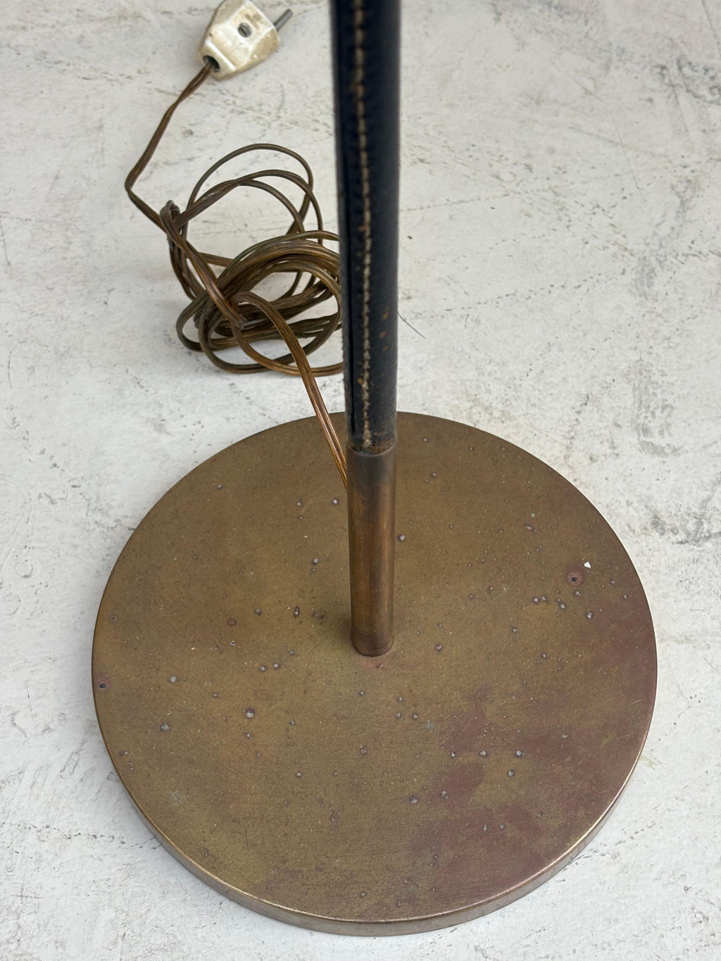Beautiful pair of floorlamps by Jordi Vilanova in brass and stiched leather