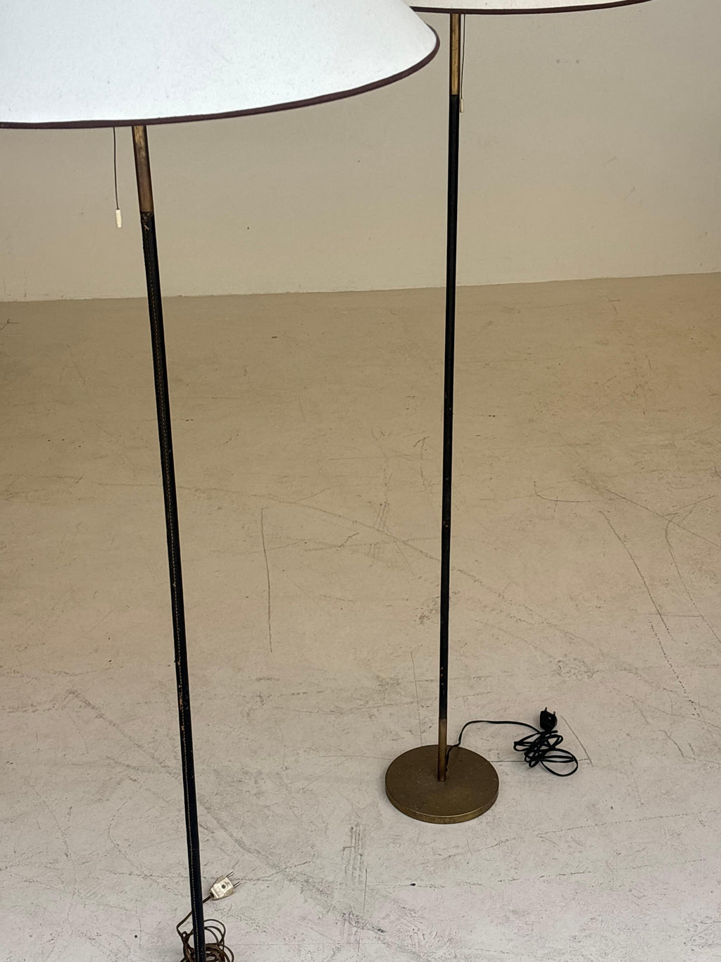 Beautiful pair of floorlamps by Jordi Vilanova in brass and stiched leather