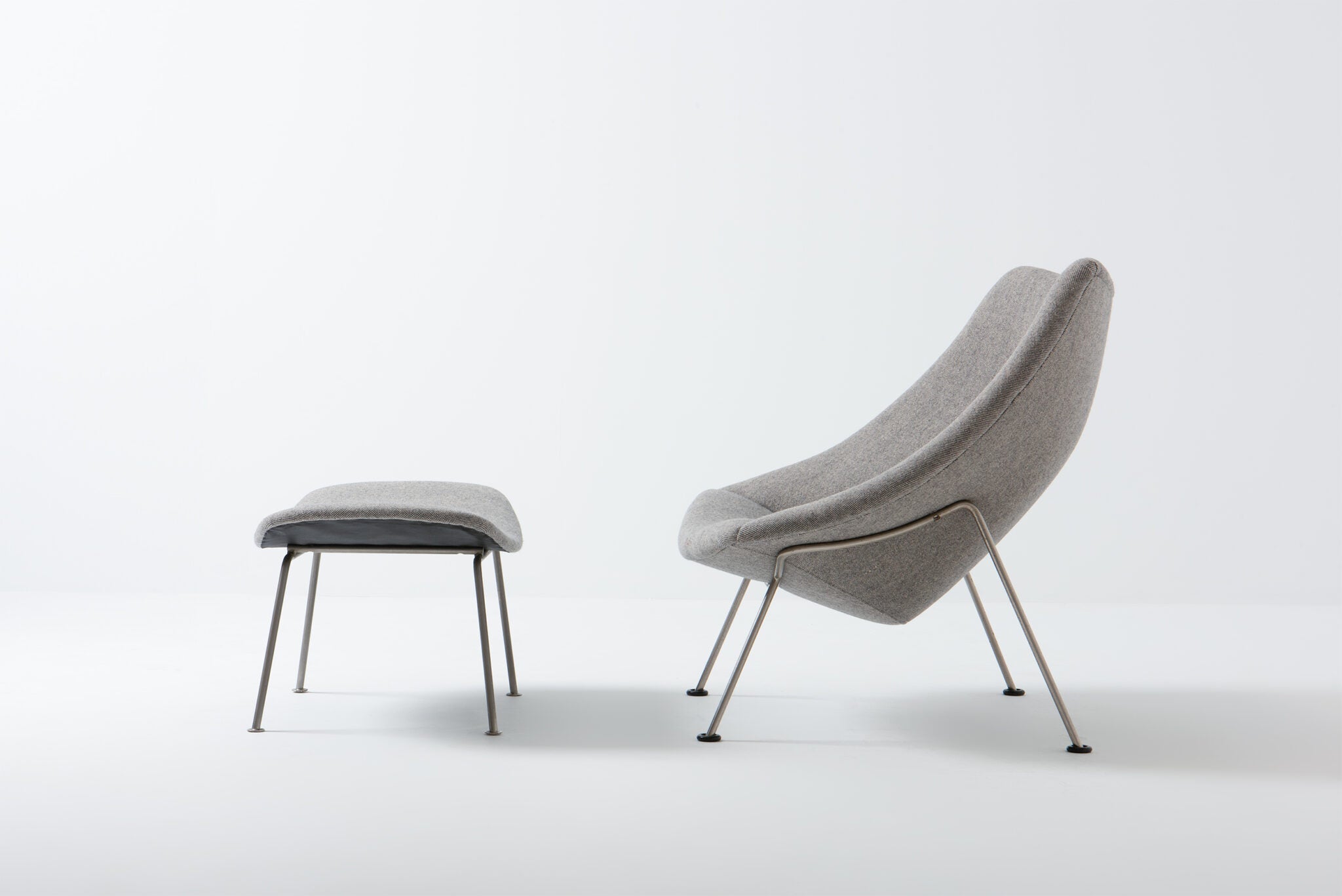 Pierre Paulin OYSTER CHAIR WITH OTTOMAN