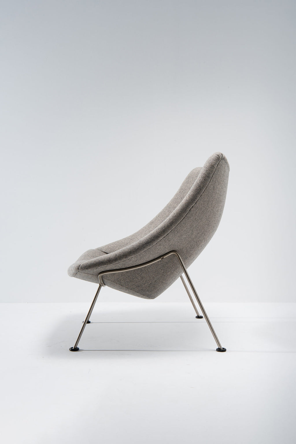 Pierre Paulin OYSTER CHAIR WITH OTTOMAN