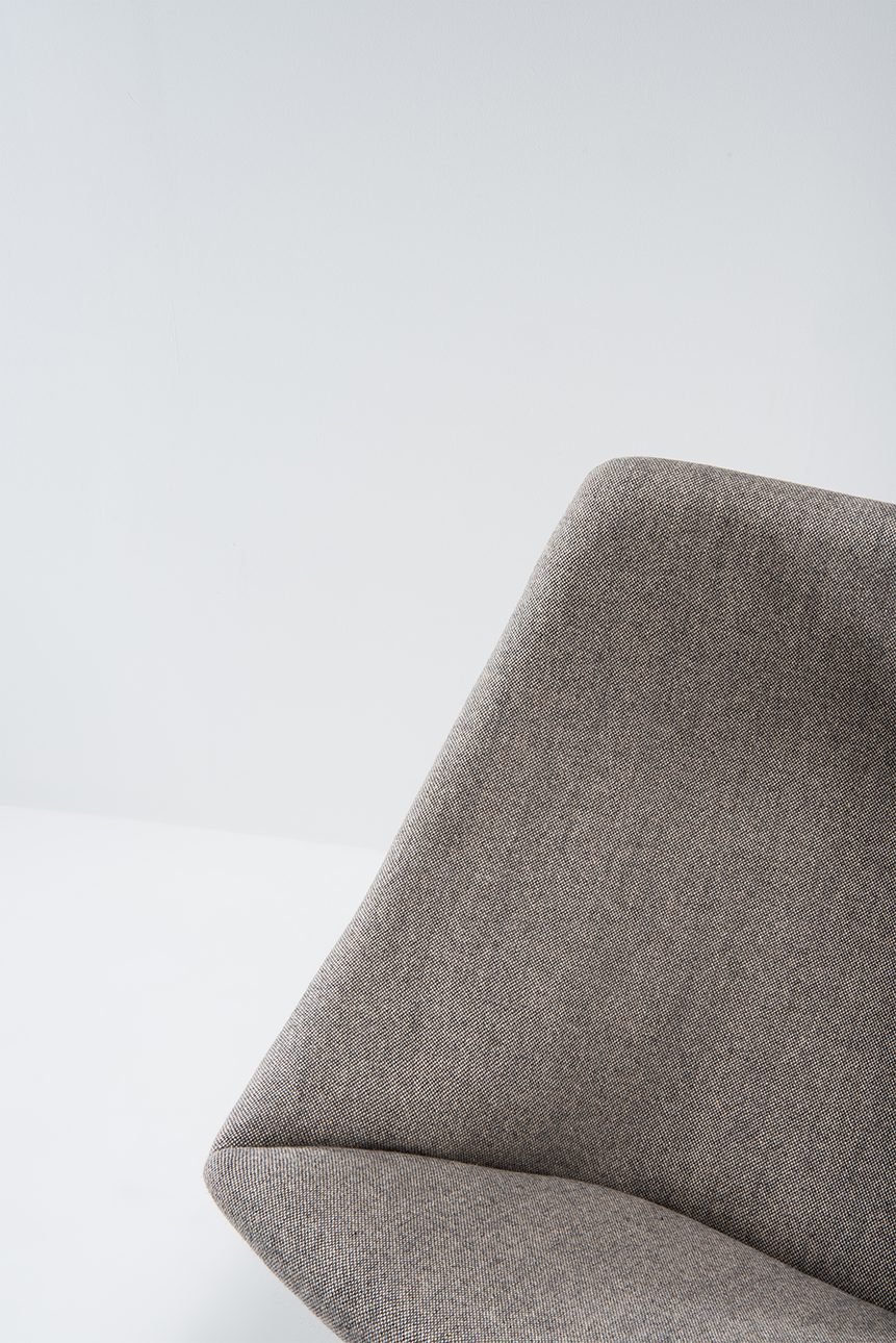 Pierre Paulin OYSTER CHAIR WITH OTTOMAN