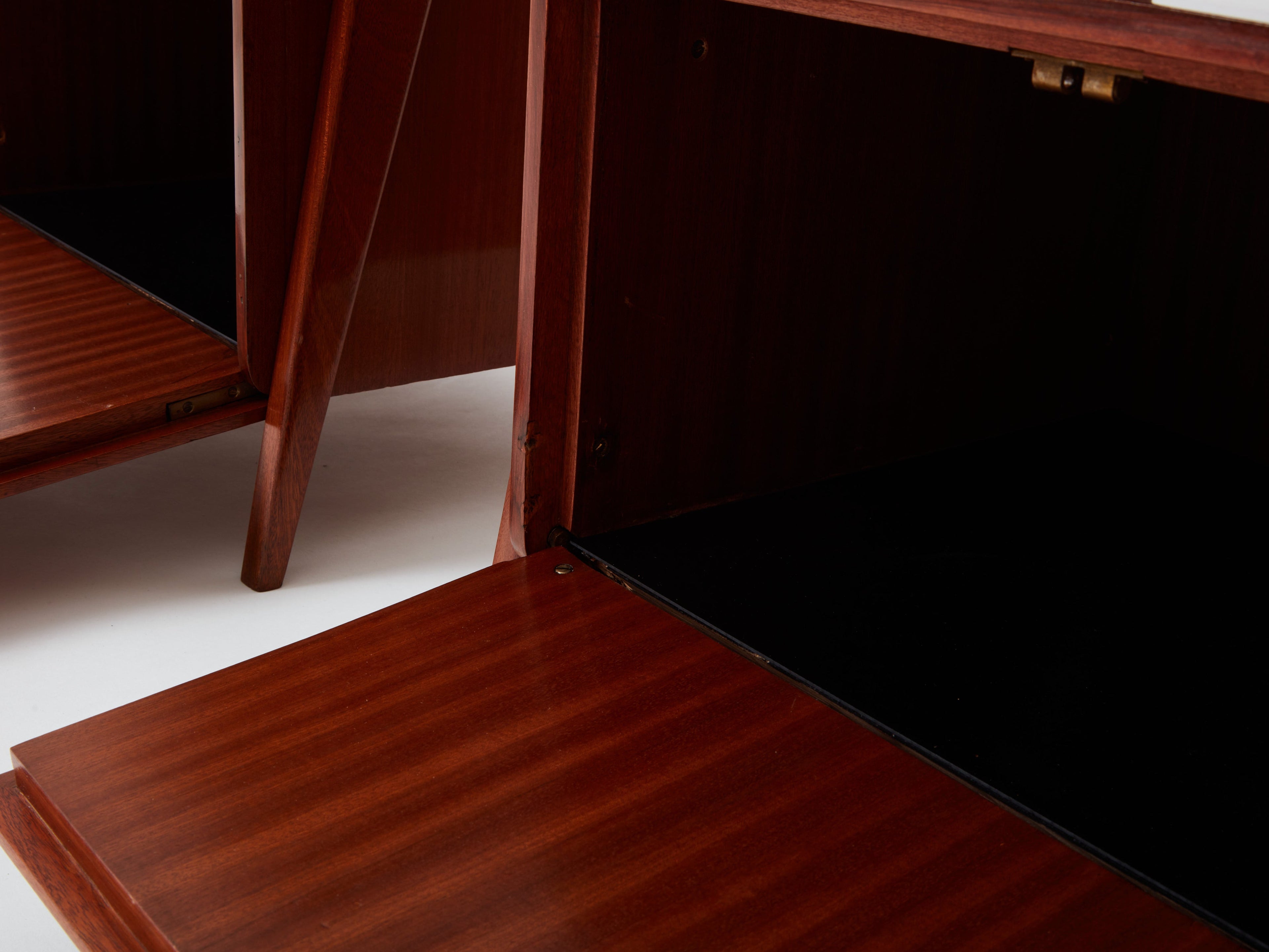 Silvio Cavatorta pair of mahogany wood nightstands 1950