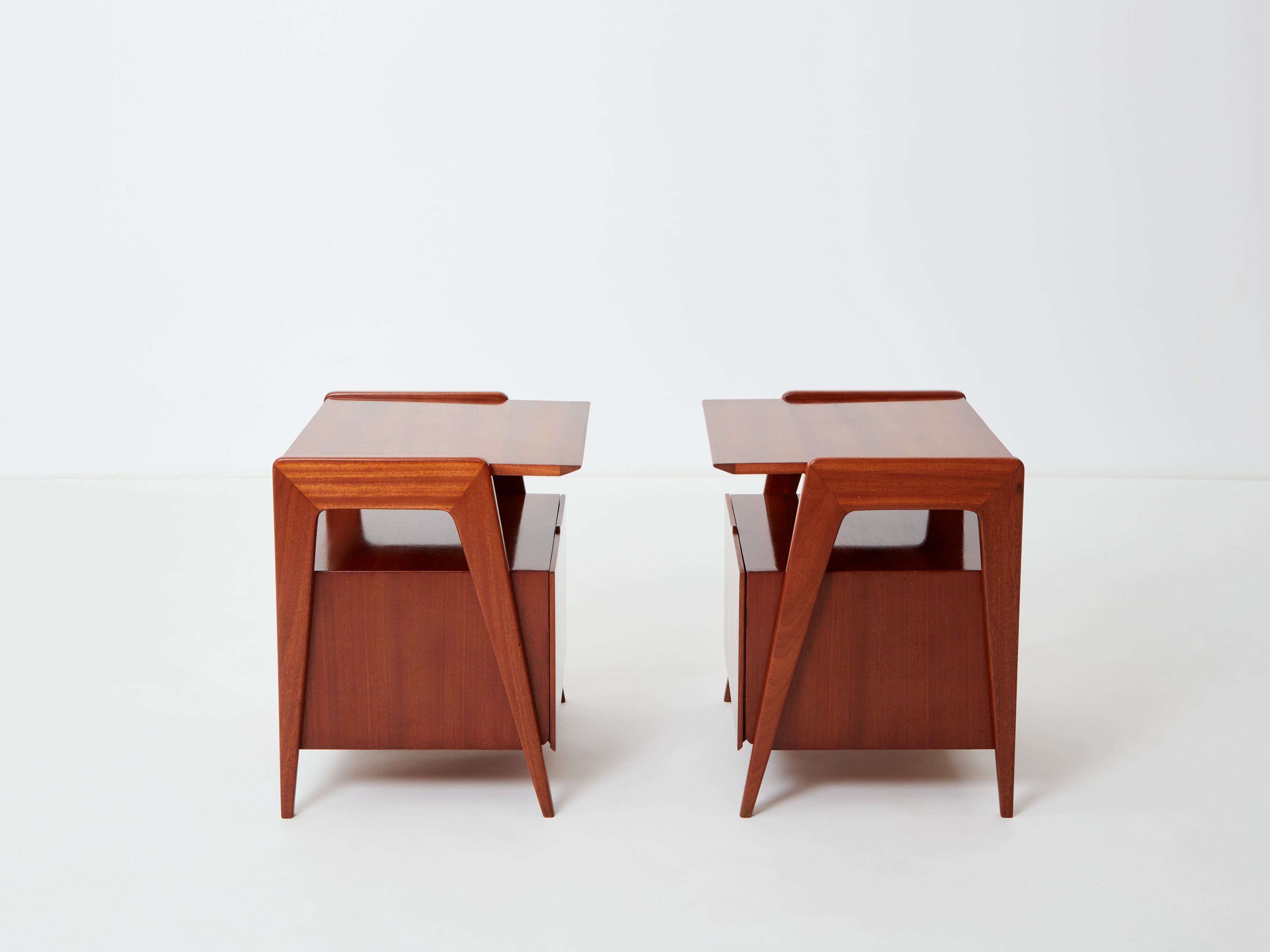 Silvio Cavatorta pair of mahogany wood nightstands 1950