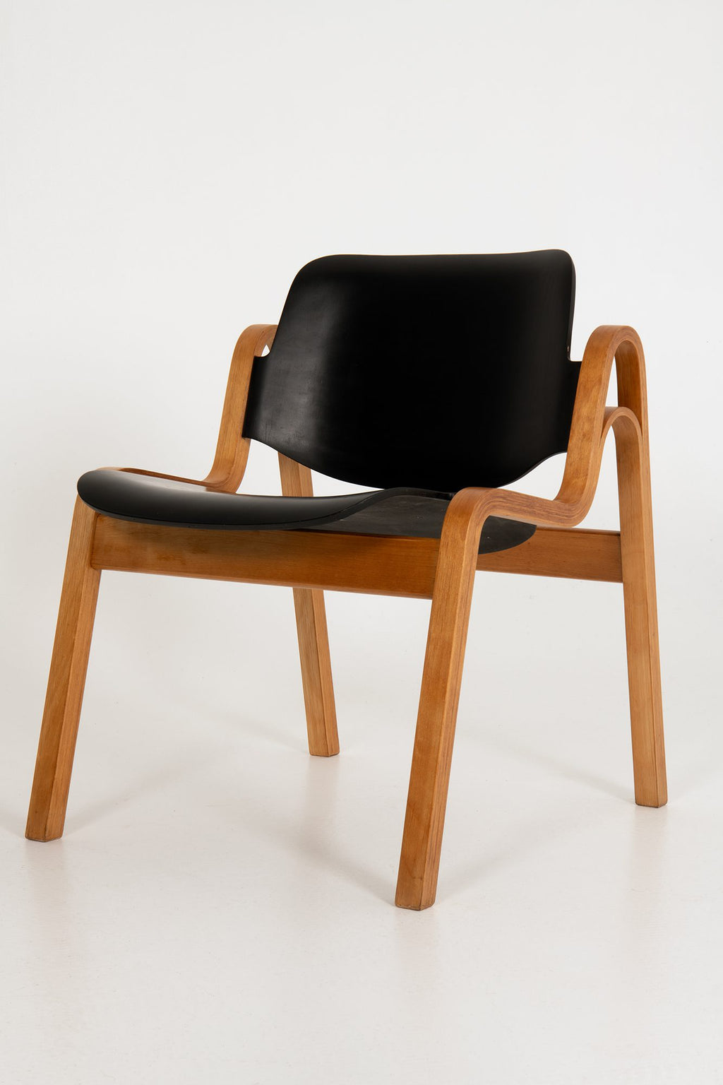 Ilmari Tapiovaara A Pair of ‘Wilhelmina’ Chairs